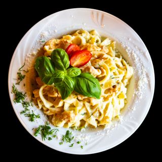 Tagliatelle z sosem śmietanowo-ziołowym i kurczakiem