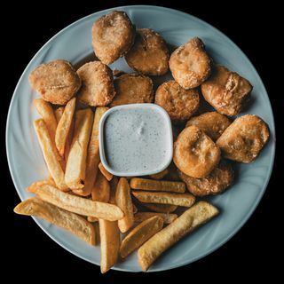12 nuggetsów + frytki