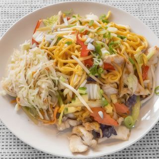 Makaron smażony chiński z wieprzowiną