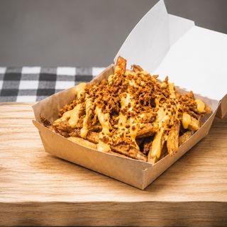 Frytki 250g z sosem serowym i prażoną cebulką