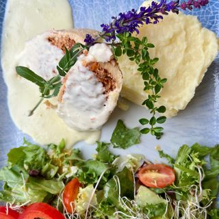 Roladki drobiowe faszerowane szuszonymi pomidorami w sosie śmietanowym
