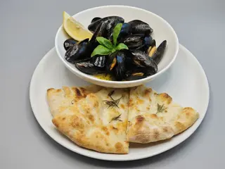 Sautę di cozze al vino/focaccia