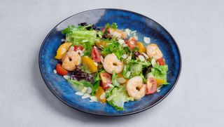 SAŁATA Z KREWETKAMI I POMARAŃCZĄ