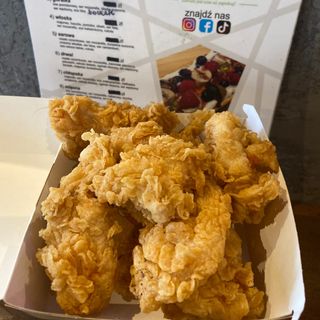 Stripsy z kurczaka, łagodne albo ostre , robione przez nas , nie mrożone.