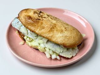 Buła ze śledziem 80g (serwujemy od 12:00 do zamknięcia)