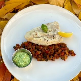 OKOŃ NA RATATOUILLE  i zupa rybna dnia (serwujemy od 12:00 do 15:30)