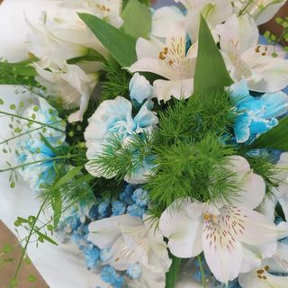 Bukiet z goździkami i astromeria oraz gipsówką niebiesko bialy