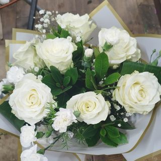 Biała róża z goździkiem 