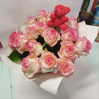 Bukiet z róż krótkich z misiem 