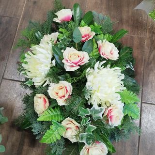 Stroik na cmentarz różne kolory kwiatów 