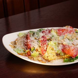 Sałatka Cezar z łososiem