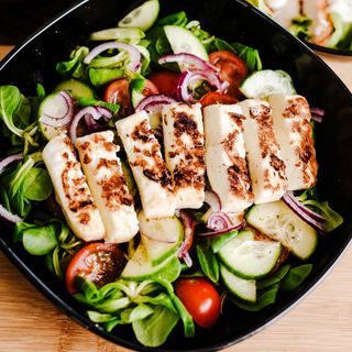 Sałatka z grillowanym serem halloumi