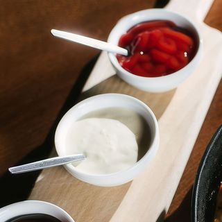 Sos czosnkowy z kiszonym ogórkiem