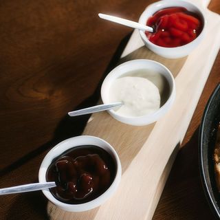 Sos jogurtowo-ziołowy.