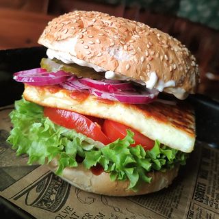 Burger Halloumi VEGE lub z mięsem