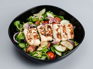 Sałatka z grillowanym serem halloumi