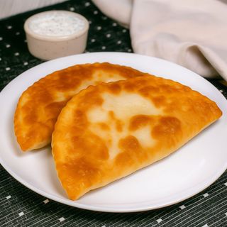 Smażone czebureki z wieprzowiną, serem i pomidorami (2 szt.)