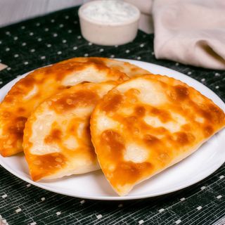 Smażone czebureki z serem i ziołami (2 szt.)