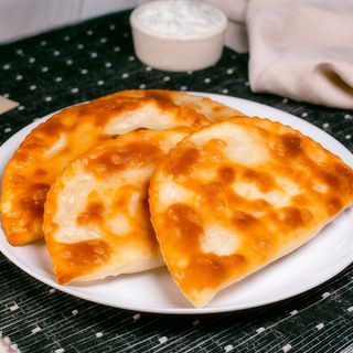 Smażone czebureki z wieprzowiną (2 szt.)