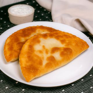 Smażone czebureki z ziemniakami i boczkiem (2 szt.)