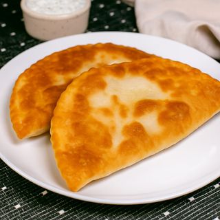 Smażone czebureki z kapustą (2 szt.)