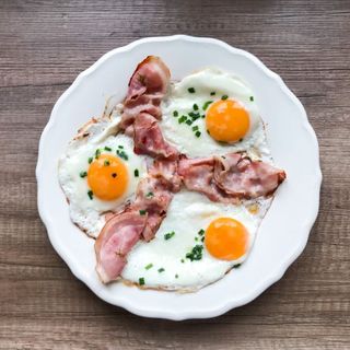 Jajka sadzone z bekonem i szczypiorkiem
