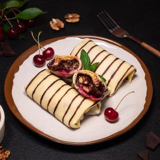 Naleśniki z czekoladą, wiśniami i orzechami (3 szt.) (280-300g.)