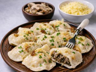 Pierogi z grzybami i serem żółtym