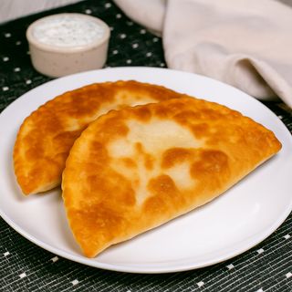 New!!  Zestaw smażone czebureki z wieprzowiną, serem i pomidorami / z kapustą (2 szt.)