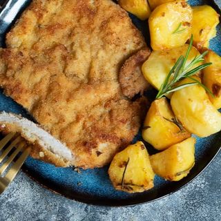 KOTLET DROBIOWY Z ZIEMNIAKAMI I SURÓWKAMI 