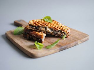 Tost z serem i pieczarkami