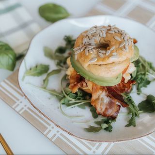 Bajgiel bekon i jajecznica