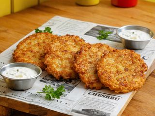 Placki ziemniaczane z jogurtem i cukrem