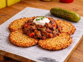 Placki ziemniaczane z gulaszem