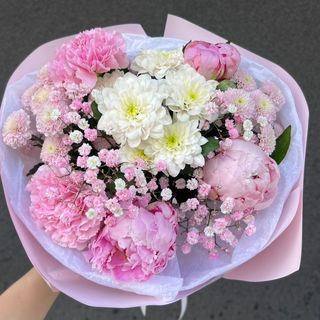 Bukiet „Delikatna Radość” — piwonie, chryzantemy i różowa gipsówka z dostawą w Warszawie