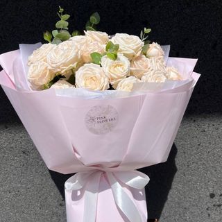 Bukiet z kremowych róż Bombastic z eukaliptusem