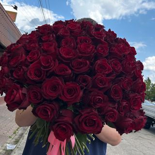 101 róż ekwadorskich o wysokości 50 cm to nie tylko bukiet, lecz prawdziwy gest zachwytu.