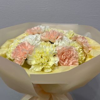 Delikatny bukiet goździków „Kremowa Radość”