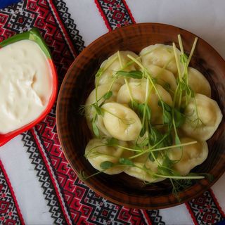 Pielmieni ukraińskie podane ze śmietaną
