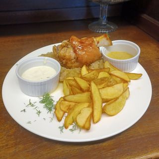 golonka na kapuście z pieczonymi ziemniakami