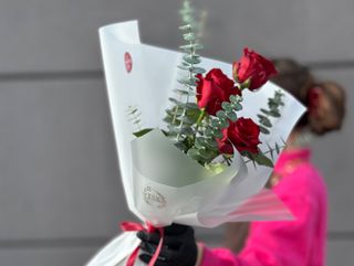 3 czerwone róże z eukaliptusem