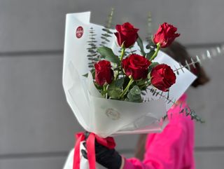 5 czerwonych róż z eukaliptusem