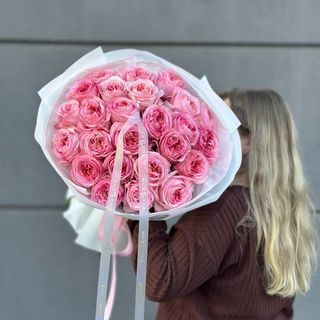 23 piwoniowe róże w pięknym opakowaniu