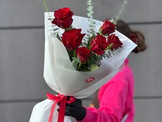 7 czerwonych róż z eukaliptusem