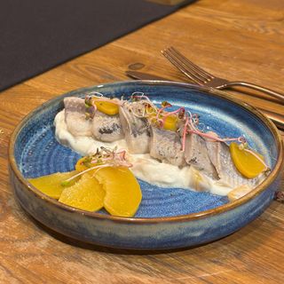 Śledź z brzoskwinią