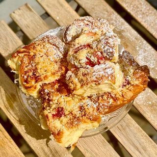 Drożdżówka z truskawkami  i rabarbarem