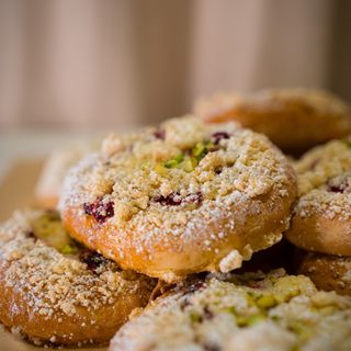 Drożdżówka z kremem pistacjowym i owocem