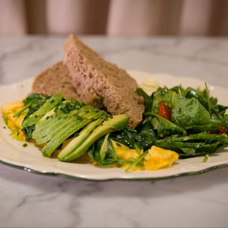 Omlet ze szpinakiem i awokado