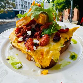 Dyniowa brioche z omletem i chorizo