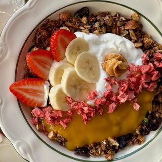 Domowa Granola ze skyrem i owocami